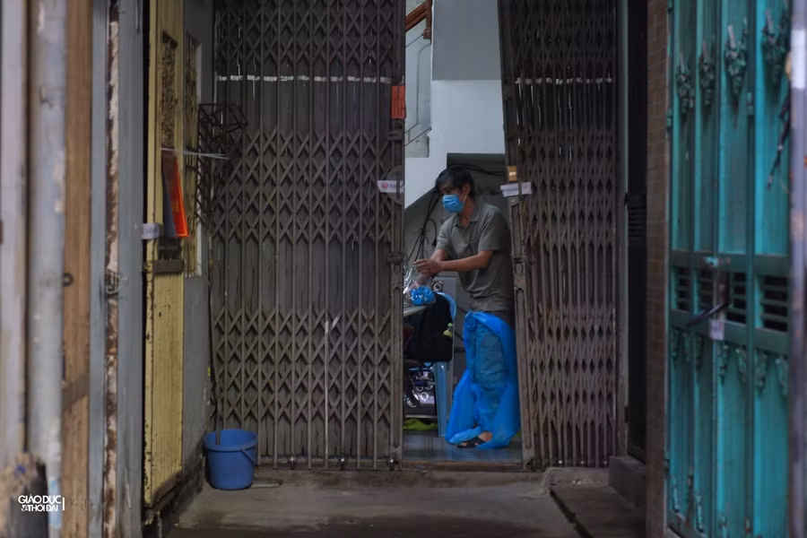 Đối với những trường hợp người dân đã đi cách ly tập trung tại 2 khu cách ly ký túc xá Đại học FPT và Trung tâm Giáo dục quốc phòng an ninh (Đại học Quốc gia Hà Nội), phải thường xuyên theo dõi sức khỏe bản thân, nếu có bất kỳ dấu hiệu lâm sàng bất thường nào, phải đến ngay cơ sở y tế để thăm khám và xử lý kịp thời.