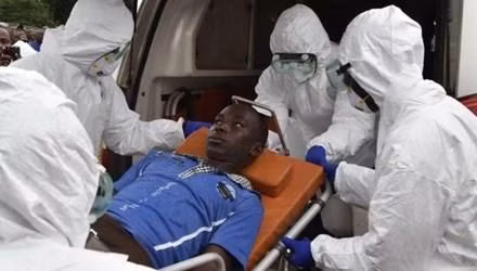 Nhân viên y tế chuyển một bệnh nhân nhiễm Ebola tới bệnh viện ở Biankouma, Costa Rica