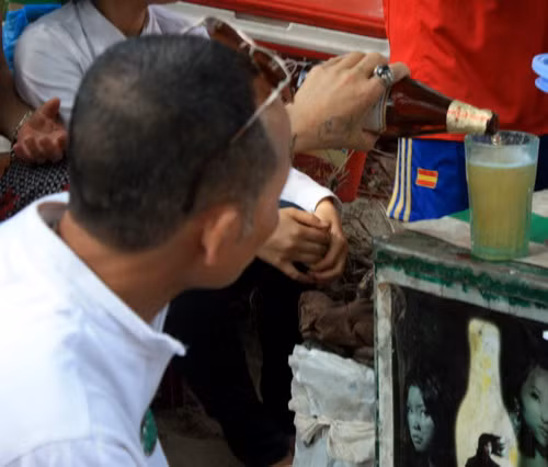 Các anh ngồi uống bia. Ảnh, gdtd.vn