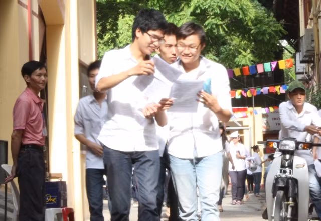 Gợi ý đáp án môn Toán ảnh 1 Thí sinh Hà Nội phấn khởi sau phần thi môn Toán. Ảnh: gdtd.vn