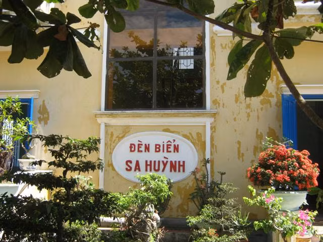 Một góc khuôn viên đèn biển Sa Huỳnh.