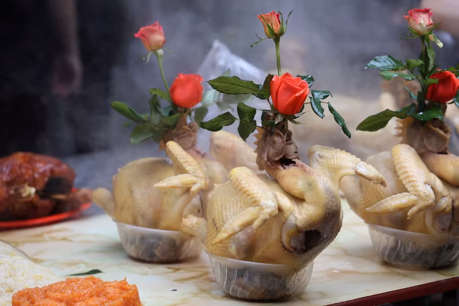 Những con gà được chọn làm gà cúng có mã đẹp, được người làm tạo dáng.
