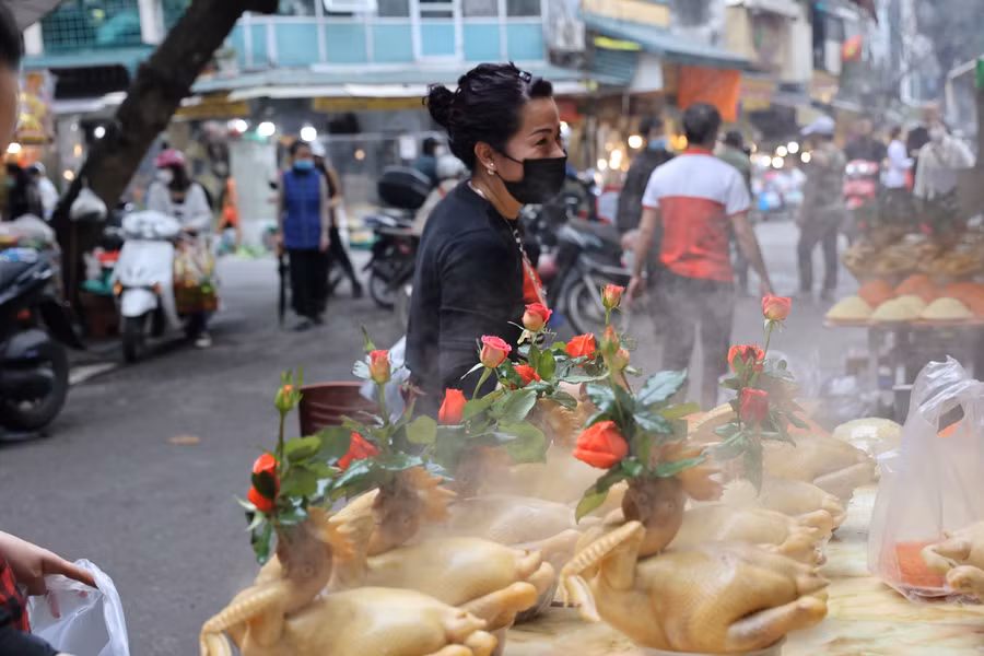 Gà cúng vừa luộc xong còn bốc khói sẽ được bày ra sạp hàng để bắt đầu khâu trang trí.