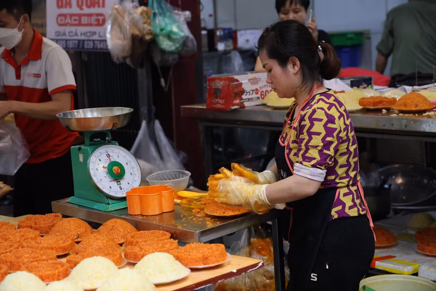 Ngoài gà ngậm hoa hồng, các cửa hàng còn bán thêm xôi, chim quay... phục vụ người dân.