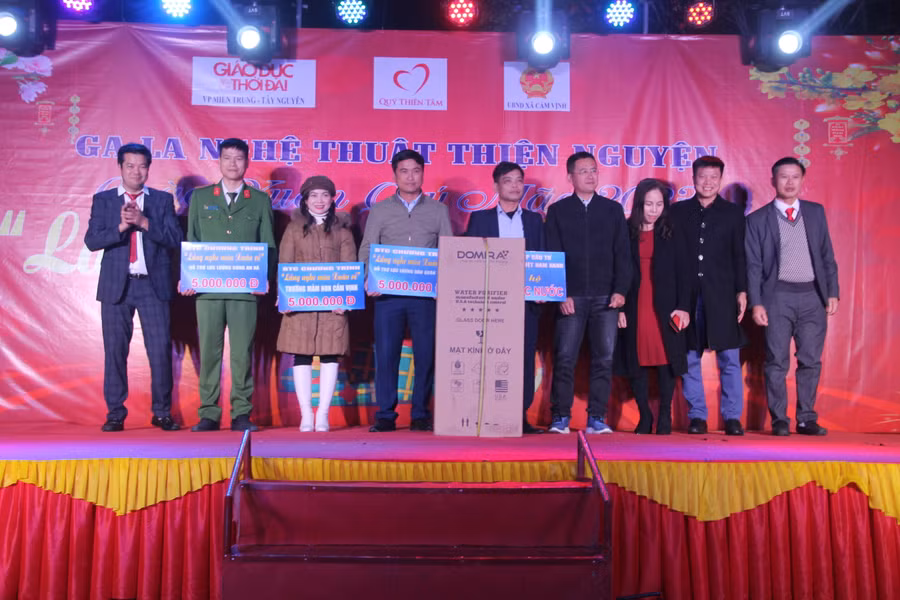 BTC trao tặng lực lượng an ninh, quân sự, trường Mầm non xã Cẩm Vịnh mỗi đơn vị 5 triệu đồng; tặng 1 máy lọc nước cho trạm y tế xã Cẩm Vịnh.
