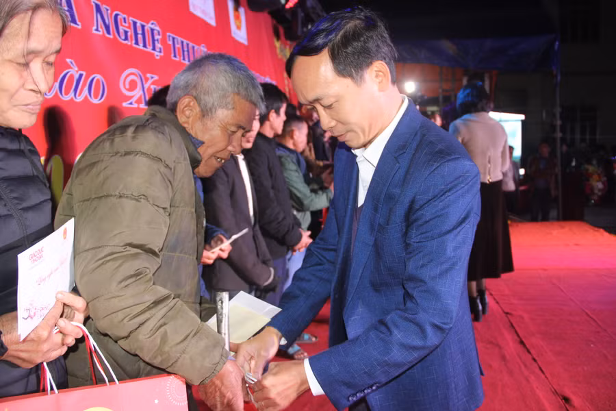 Mỗi suất quà trị giá 900.000 ngàn đồng bao gồm tiền và hiện vật.