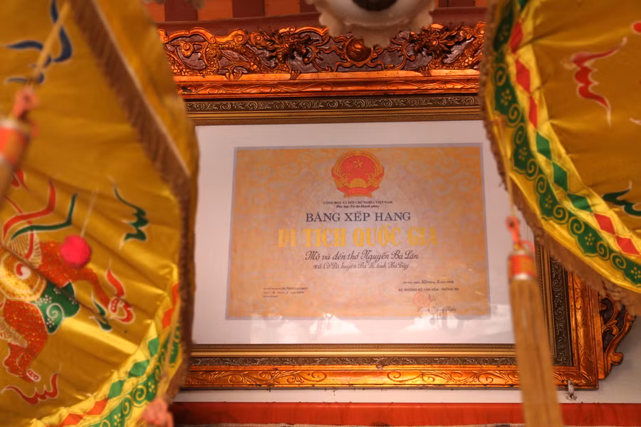 Mộ và đền thờ Lục bộ Thượng thư Nguyễn Bá Lân được xếp hạng di tích cấp quốc gia. Mộ và đền thờ Lục bộ Thượng thư Nguyễn Bá Lân được xếp hạng di tích cấp quốc gia.