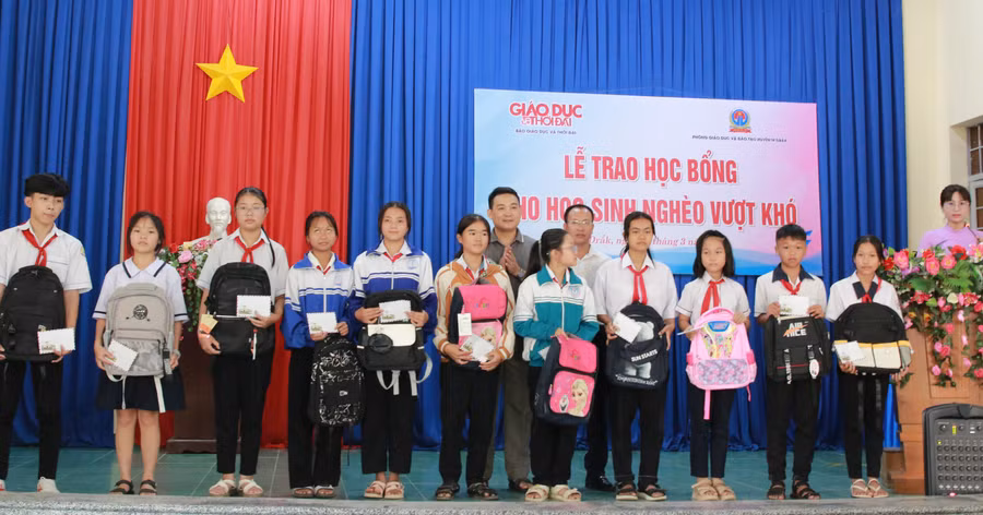 Ban tổ chức trao học bổng, cặp sách cho học sinh. (Ảnh: TT)