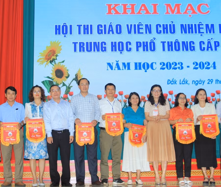 Ban tổ chức trao cờ lưu niệm cho các đơn vị tham gia Hội thi. (Ảnh: TT) Ban tổ chức trao cờ lưu niệm cho các đơn vị tham gia Hội thi. (Ảnh: TT)