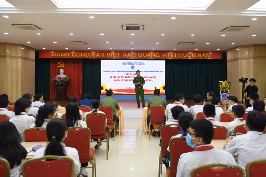 Buổi tuyên truyền về tác hại và kỹ năng phòng chống ma túy, thuốc lá điện tử trong học đường được tổ chức tại trường THCS Ngô Sĩ Liên - Hoàn Kiếm - Hà Nội được sự quan tâm của đông đảo các bạn học sinh.