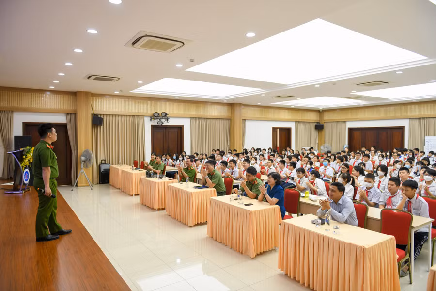 Các bạn học sinh rất hào hứng với tiết học tuyên truyền.
