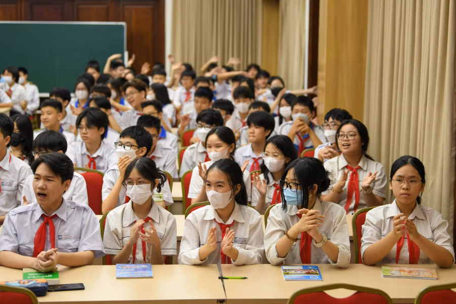 Các bạn học sinh rất hào hứng với tiết học tuyên truyền.