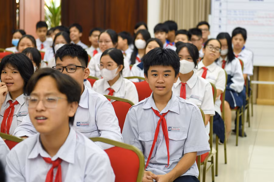 Các bạn học sinh rất hào hứng với tiết học tuyên truyền.