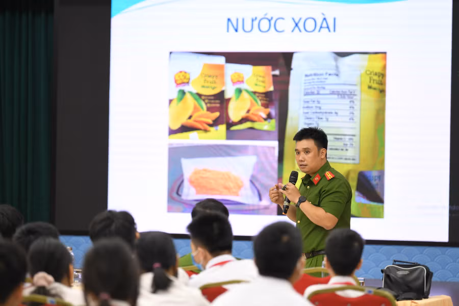 Tại tiết học những đạo cụ, hình ảnh trực quan, dễ hiểu để giúp các bạn học sinh dễ tiếp cận.