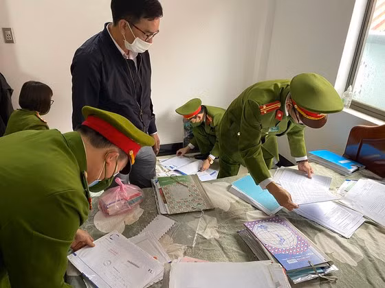 Cơ quan chức năng thực hiện khám xét nơi làm việc của các đối tượng liên quan.