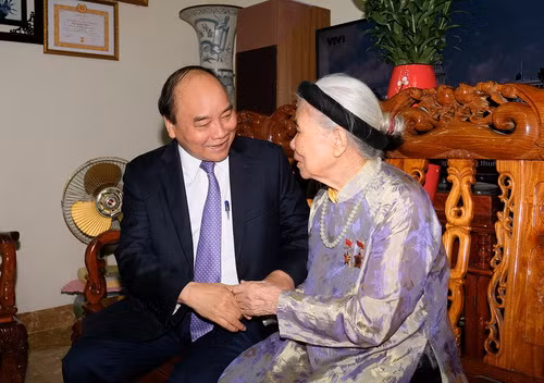 Thủ tướng Nguyễn Xuân Phúc thăm Mẹ Việt Nam Anh hùng Nguyễn Thị Tẹo ở thị xã Sơn Tây. Ảnh: VGP