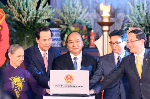 Thủ tướng Nguyễn Xuân Phúc ấn nút khai trương Cổng thông tin điện tử về liệt sĩ, mộ liệt sĩ và nghĩa trang liệt sĩ. Ảnh: VGP