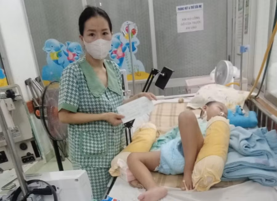 Cô Tú cầu mong sự sống cho con trai bé bỏng. (Ảnh: VD)