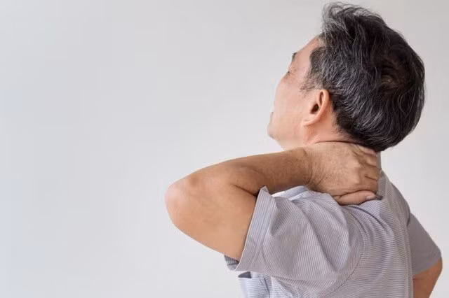 Đau mỏi vai gáy là dấu hiệu điển hình khi bị gai đốt sống cổ