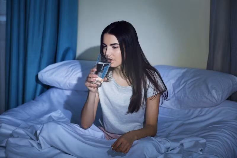 Uống 1 cốc nước ấm trước khi ngủ là biện pháp giảm khản tiếng hiệu quả