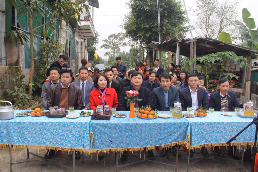 Các đại biểu tham dự lễ khởi công nhà nhân ái.
