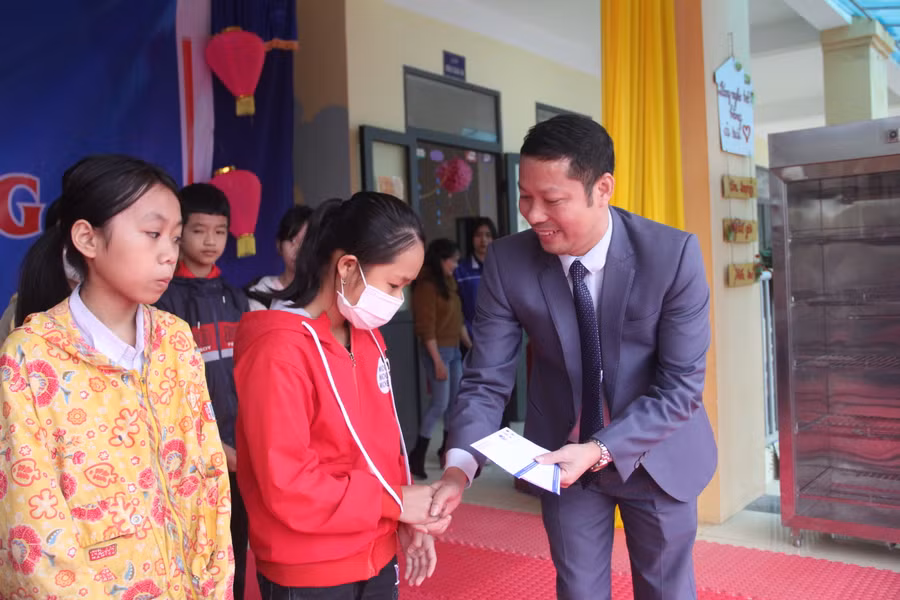 Các nhà tài trợ cùng...