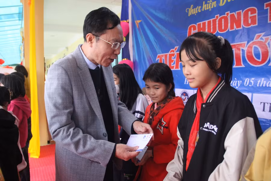 ... chính quyền địa phương trao các phần quà hỗ trợ các em học sinh tại đón Tết.