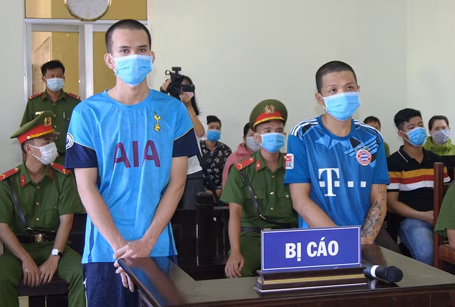 2 bị cáo tại phiên tòa xét xử. Ảnh: Công an An Giang.