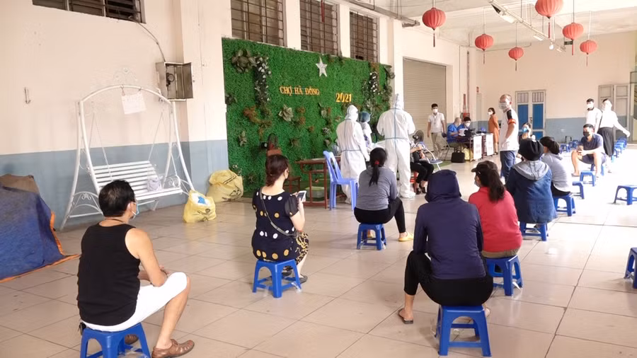 Các tiểu thương được yêu cầu đảm bảo giãn cách trong suốt quá trình lấy mẫu xét nghiệm.