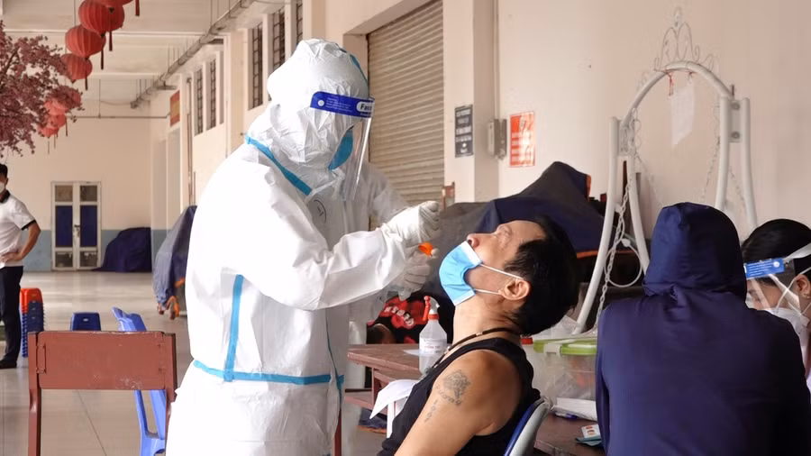 Trong sáng ngày hôm nay, toàn bộ tiểu thương trong chợ Hà Đông được test nhanh Covid-19, sau khi phát hiện F0.