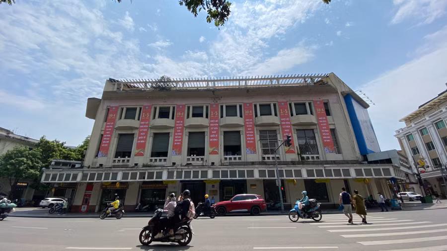 Khu vực trung tâm thành phố luôn được trang hoàng lung linh trước 2 ngày lễ lớn 30/4 - 1/5.