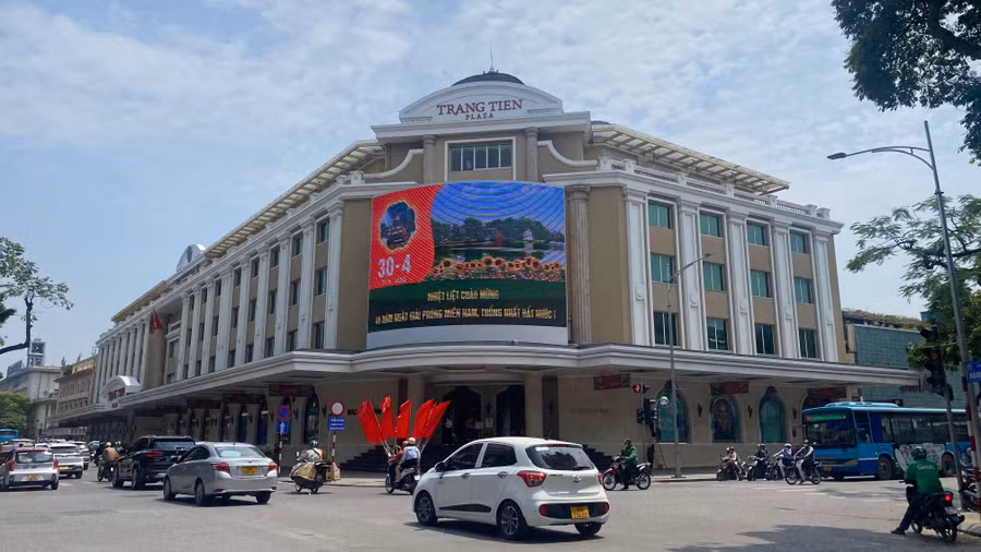 Khu vực trung tâm thành phố luôn được trang hoàng lung linh trước 2 ngày lễ lớn 30/4 - 1/5.