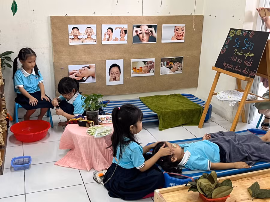 Trẻ được hướng dẫn thực hành động tác chăm sóc đơn giản cho cá nhân. Trẻ được hướng dẫn thực hành động tác chăm sóc đơn giản cho cá nhân.