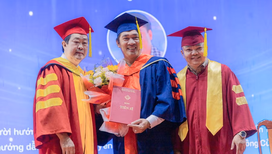 GS.TS Hà Thanh Toàn (Ngoài cùng bên trái trao bằng tiến sĩ cho học viên (ngày 24/6/2023).