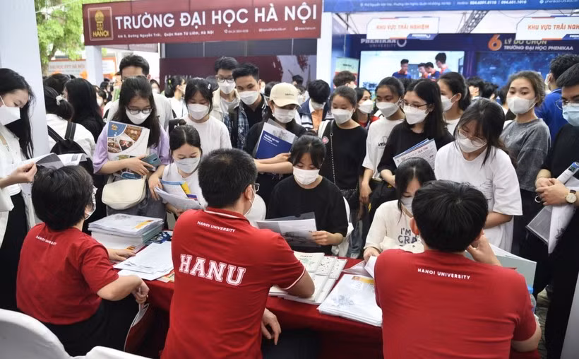 Hoạt động tư vấn tuyển sinh của Trường ĐH Hà Nội. Ảnh: NTCC.