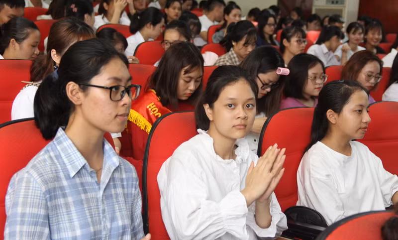 Các tân sinh viên. Các tân sinh viên.