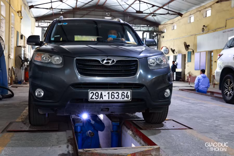Ông Đỗ Tràng Hưng, Giám đốc Trung tâm Đăng kiểm 29-03V cho biết, trung tâm điều 2 nhân sự cho TPHCM nên đang thiếu đăng kiểm viên. Hiện trung tâm có 2 dây chuyền nhưng thiếu 1 giám đốc, 1 đăng kiểm viên cao cấp. Cả trung tâm chỉ có 8 đăng kiểm viên và 1 phụ trách dây chuyền. Ông Đỗ Tràng Hưng, Giám đốc Trung tâm Đăng kiểm 29-03V cho biết, trung tâm điều 2 nhân sự cho TPHCM nên đang thiếu đăng kiểm viên. Hiện trung tâm có 2 dây chuyền nhưng thiếu 1 giám đốc, 1 đăng kiểm viên cao cấp. Cả trung tâm chỉ có 8 đăng kiểm viên và 1 phụ trách dây chuyền.