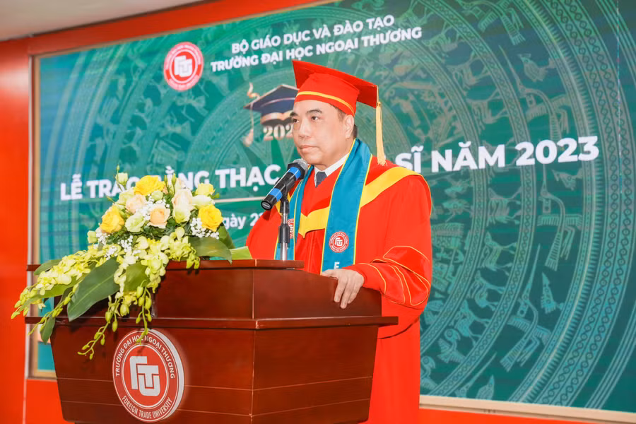 PGS.TS Bùi Anh Tuấn chúc mừng các tân ThS, TS.