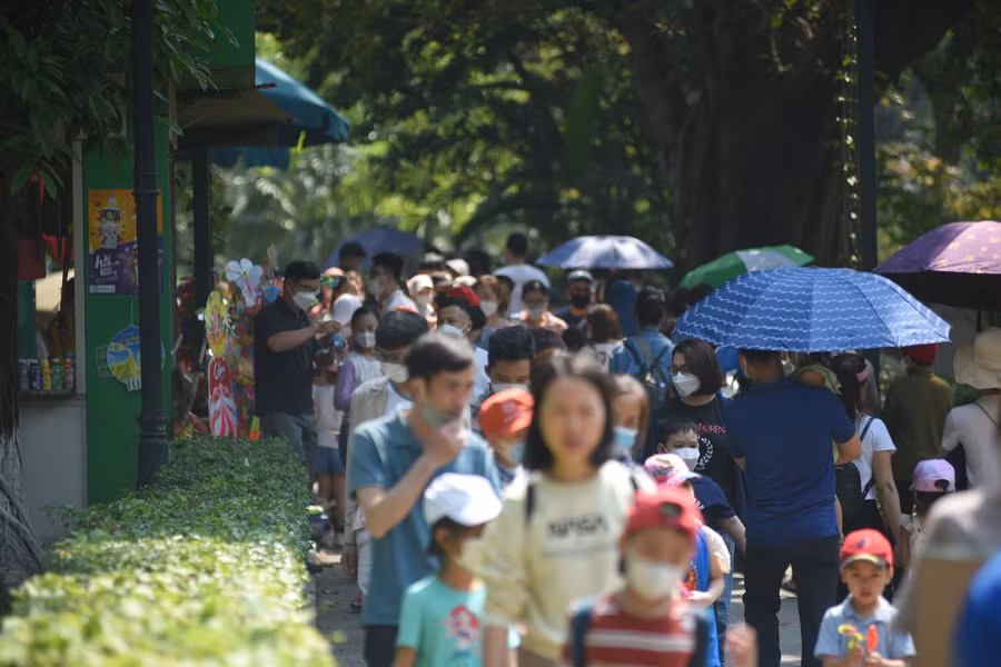 Hàng nghìn người đến công viên Hà Nội trong ngày đầu kỳ nghỉ giỗ Tổ Hùng Vương ảnh 5