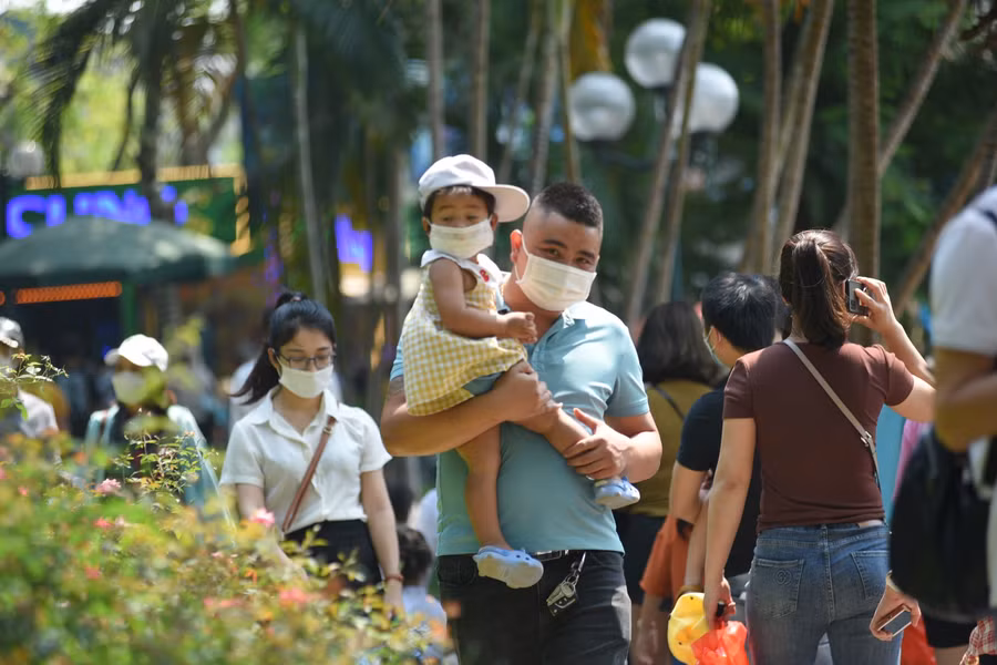 Nhiều gia đình tận dụng bãi cỏ trống ngồi nghỉ ngơi.