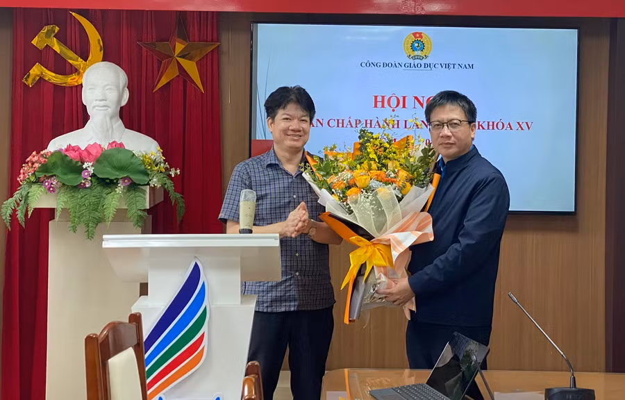 Đồng chí Nguyễn Ngọc Sơn - Phó trưởng ban tổ chức Tổng liên đoàn Lao động Việt Nam (bên trái) tặng hoa chúc mừng tân Chủ tịch Công đoàn Giáo dục Việt Nam