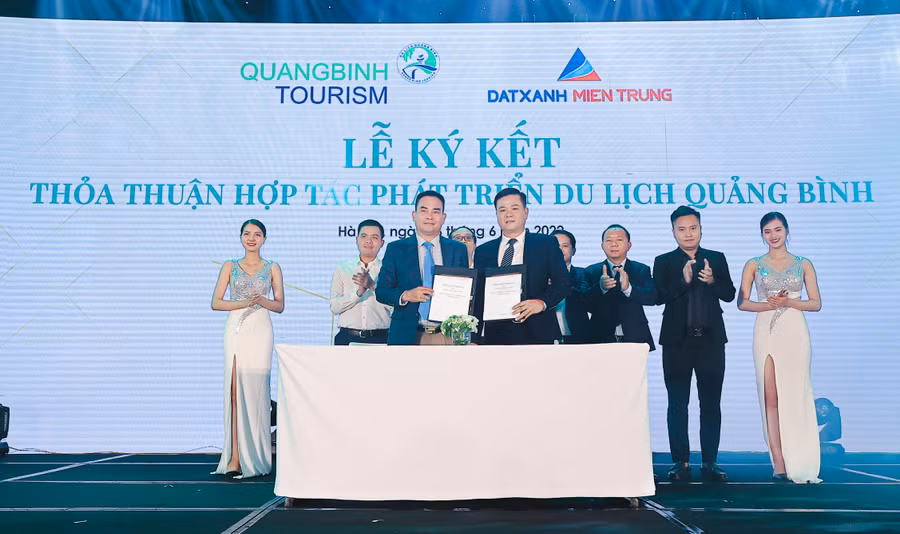 Đại diện Sở Du lịch Quảng Bình và Công ty CP Đất Xanh Miền Trung ký kết hợp tác phát triển du lịch. Đại diện Sở Du lịch Quảng Bình và Công ty CP Đất Xanh Miền Trung ký kết hợp tác phát triển du lịch.