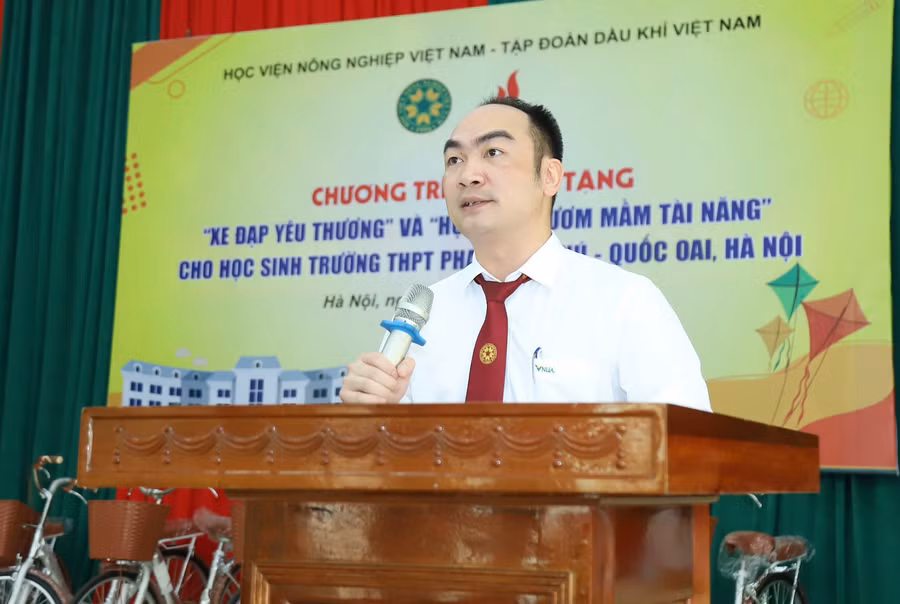 TS Dương Thành Huân: Hàng năm, Học viện dành gần 30 tỷ đồng để cấp học bổng khuyến khích học tập cho sinh viên có kết quả học tập, rèn luyện đạt từ khá trở lên. TS Dương Thành Huân: Hàng năm, Học viện dành gần 30 tỷ đồng để cấp học bổng khuyến khích học tập cho sinh viên có kết quả học tập, rèn luyện đạt từ khá trở lên.