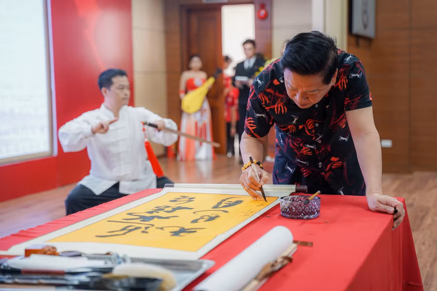 Nhà thư pháp Phó Đức An biểu diễn thư pháp và viết tặng đại diện ban tổ chức các bức thư pháp ý nghĩa.