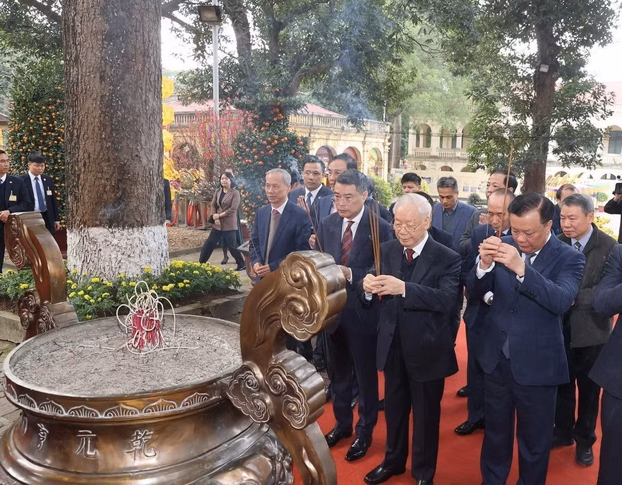 Tổng Bí thư Nguyễn Phú Trọng dâng hương tại Điện Kính Thiên, Khu di tích Hoàng thành Thăng Long-Di sản Văn hóa Thế giới. (Ảnh: Trí Dũng/TTXVN) Tổng Bí thư Nguyễn Phú Trọng dâng hương tại Điện Kính Thiên, Khu di tích Hoàng thành Thăng Long-Di sản Văn hóa Thế giới. (Ảnh: Trí Dũng/TTXVN)