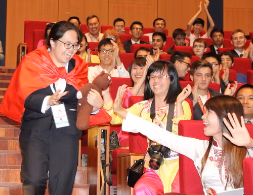 Phạm Mai Phương vỡ òa niềm vui khi tên mình được xướng lên trong hội trường Phạm Mai Phương vỡ òa niềm vui khi tên mình được xướng lên trong hội trường