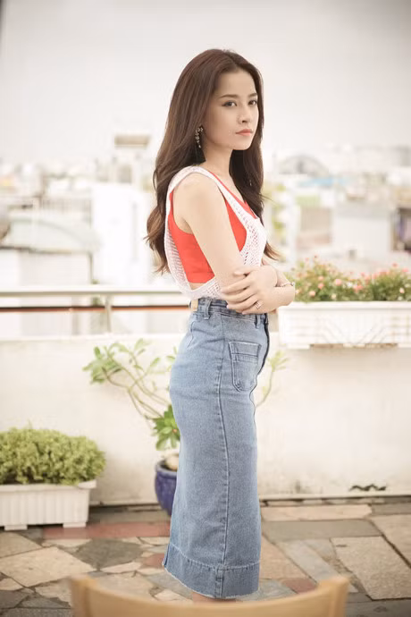 Clip Chi Pu hat moc lay dong tren nen guitar - Anh 2