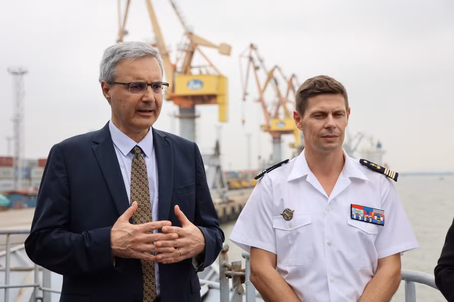 Ông Nicolas Warnery – Đại sứ Pháp tại Việt Nam cho biết, chương trình giao lưu giữa Hải quân Pháp và Việt Nam nằm trong chuỗi các hoạt động chuyến thăm xã giao và hợp tác tại cảng Hải Phòng. Chuyến thăm lần này đặc biệt mang tính biểu tượng vì trùng với kỷ niệm 50 năm ngày thiết lập quan hệ ngoại giao cũng như 10 năm thiết lập đối tác chiến lược giữa hai nước.