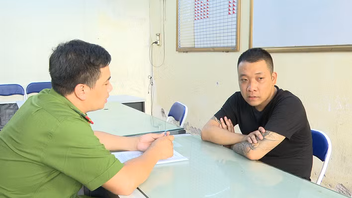 Đối tượng Bùi Huy Hoàng tại cơ quan công an.