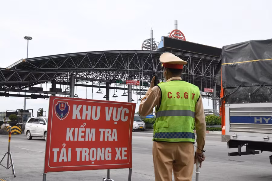 Lực lượng chức năng tiến hành kiểm tra tải trọng xe trên tuyến cao tốc Pháp Vân – Cầu Giẽ.